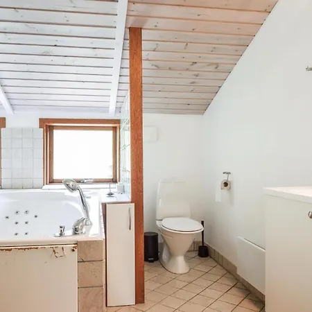 Сasa de vacaciones 4 Bedroom Awesome In Tranekaer