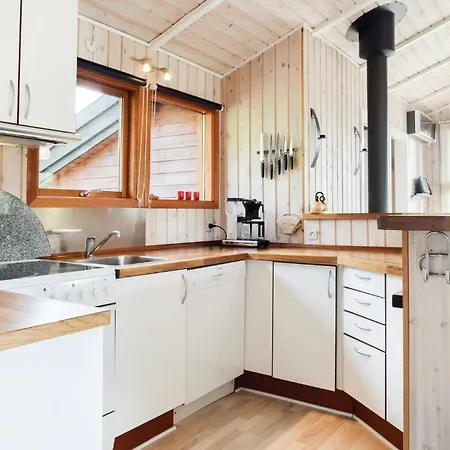 Сasa de vacaciones 4 Bedroom Awesome In Tranekaer Skattebølle