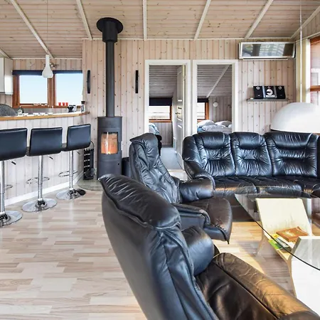 4 Bedroom Awesome In Tranekaer Сasa de vacaciones *